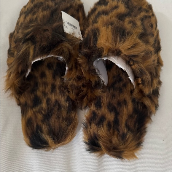 NWT, leopard prints furry slippers - Picture 3 of 5